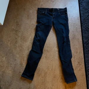 Replay jeans - Säljer ett par mörkblå replay jeans storlek 34, nästan oanvända och väldigt bra skick, säljer då de ej används längre