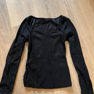 Svart ribbad tröja - Säljer en snygg svart ribbad tröja med långa ärmar. Perfekt för höst och vinter.💕