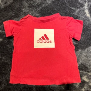 Adidas T-shirt 0-3 månader - Storlek 62 (0-3månader)