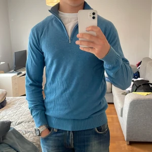 Dressman half-zip - Garderobsrensing! Säljer en skitsnygg tröja från dressman i storlek S. Sitter mer som en M skulle jag säga. Sjukt bra skick. Jag(på bilden) är 183cm, 80kg