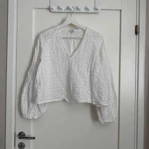 Vit blus från Stockh LM Studio - Säljer en superfin vit blus från Stockh LM Studio i storlek S. Den har ett vackert broderat mönster och en v-ringad hals. Blusen är långärmad och perfekt för vår och sommar. Den är köpt här på Plick men ändast använd en gång 🩷
