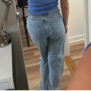 Jeans - Weekday jeans i modellen Rowe strl w26l30, jag är 160 cm. Helt nyskick, använda endast två gånger!💙nypris 500kr.