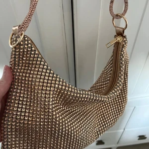 Handväska  - Endast använd 1 gång så bra skick🤎