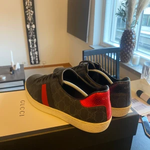 Gucci ace gg supreme - säljer dessa super fina gucci ace gg supreme i ny skick inget slitage eller skador, säljes pga fel storlek.  Alla tillbehör medföljer . Inga byten!
