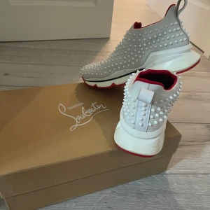 Christian Louboutin - Säljer då jag inte använder dom. Storlek 41, små skavanker på sulan (se bild 2 och 4). Använd endast en gång. Pris kan diskuteras vid snabb affär