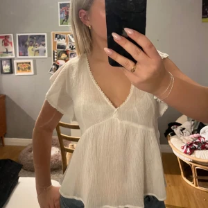 Vit blus från Nelly - Säljer denna jätte fina blusen från Nelly då jag aldrig fick användning för den, alltså är den helt oanvänd endast testad💗 skriv för mer info, strl S