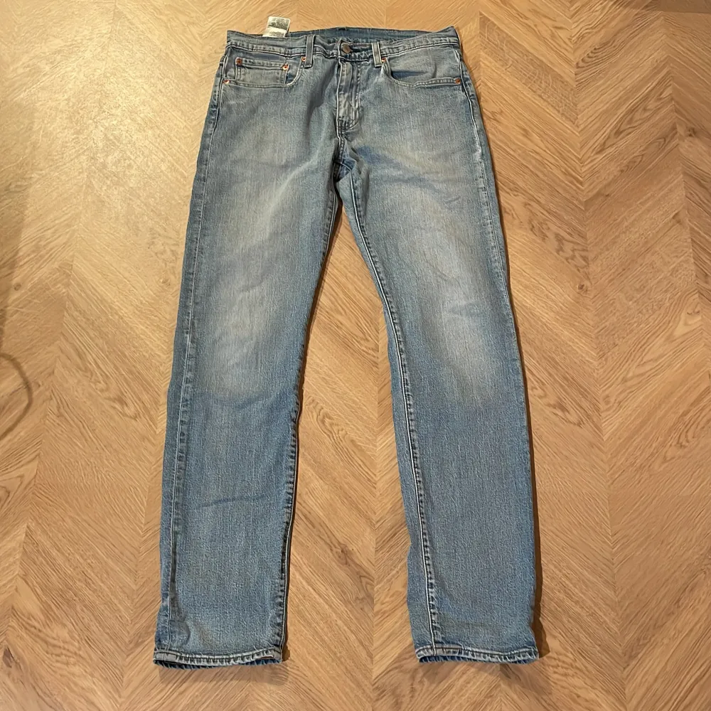 Ljusblåa Levis jeans i bra skick, storlek W31 L34. Jeans & Byxor.