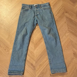 Ljusblåa jeans - Ljusblåa Jeans från Jack & Jones, i modellen Chris/relaxed. Säljer då dom tyvärr är lite för långa i benen så därför är dom knappt använda