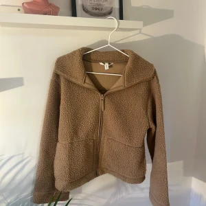 Teddyjacka från hm - Superfin trendig Teddyjacka från H&M i storlek S. Använd enstaka gånger, fint skick💕 Hör av er vid frågor🫶🏼