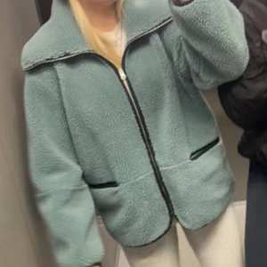 Arket pilejacka - Grön pilejacka / teddyjacka från Arket, säljs inte längre, så unik o fin, bra skick!💗💗1490kr nypris