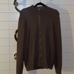 Massimo Dutti stickad tröja - Tja, säljer en fräsch stickad zip tröja från Massimo Dutti. Den är i väldigt bra skick och i strl M.