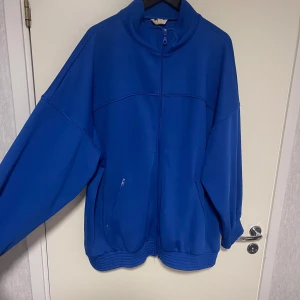 Ziptröja - Ziptröja från HM. Älskar men inte min färg längre. Mycket bra skick. Används ett par gånger 