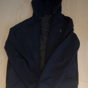 Ralph lauren cardigan  - Säljer nu denna feta cardigan. Inga defekter, endast använt 1 vår. Ny pris ca 3000. Byte funkar. Storlek S. Hör av dig vid frågor!