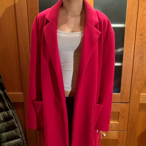 Skitfin kappa - Modell: Xs/S. (bilderna blir inzoomade på plick, så om du vill ha hela bilderna kan jag skicka i chatten)