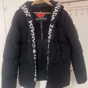 Zavetti Canada jacka  - Hej tänkte sälja min Zavetti Canada jacka då om ni vill ha en fin o varm jacka in för vintern så är den perfekt för mer frågor skicka iväg ett meddelande 