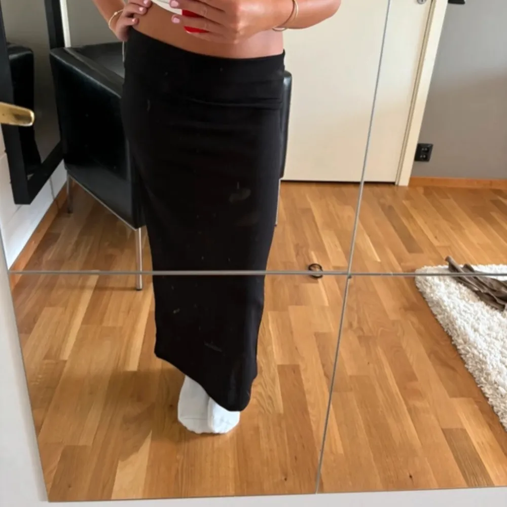 Säljer svart kjol från lager eftersom den inte passar mig, jätte bra skick använt en gång . Hameet.