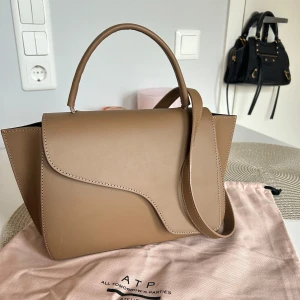 ATP Atelier väska - Superfin väska från ATP Atelier i den största storleken av denna modell! Köpt för ett år sedan men har endast använt 2-3 gånger så den är i princip som ny. Dustbagen tillkommer🤍 Nypris var 5200🎀😇