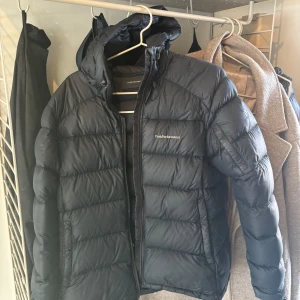 Peak performance jacka - Öppen för pris! En klassisk vinterjacka i svart. Nypris 3000. Köptes förra vintern. Skriv för fler bilder. Inga skador på jackan. 