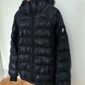 Peak Performace Tomic jacka Dam - En fin glansig svart peak jacka i storlek M, bra skick och väldigt användbar, under både vintern och hösten.