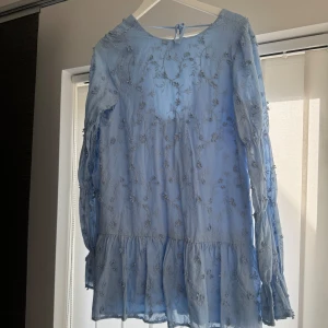 Blommig Klänning nakd - Säljer denna trendiga klänning från Nakd som jag aldrig använt. Storlek 34 men passar även en S och M. Prislappen är fortfarande kvar. Köpt för ca 700 säljer för 500. 