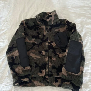 Valentino jacka - Size S passar även M. Nypris 13.000kr, skick 9/10, har en liten lagning på necktagen, annars toppskick. Med följer tags som sitter kvar.