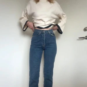 Jeans - Straighta jeans i mid-waist. Super snygg mörkblå jeansfärg och slutar precis vid anklarna. Passar perfekt till en baggy tröja och sitter som en smäck! Från NA-KD i samarbete med REBORN. 