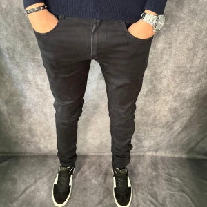 Replay anbass hyperflex jeans  - // Replay anbass hyperflex jeans | Storlek W32/L34 (sitter mer som 31/34) | Benlängd: 113cm / Midja: 42cm | Nypris runt 1800kr | Kontakta för fler frågor eller funderingar // Deluxecloset