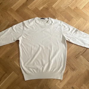Vit tröja från Oscar Jacobson - Säljer en stilren vit tröja från Oscar Jacobson i storlek M. Tröjan är tillverkad i Italien och har en klassisk rund halsringning med ribbade kanter. Perfekt för både vardag och festliga tillfällen. Passar bra till alla säsonger! Nypris 1700. Tröjan är dessutom aldrig använd.