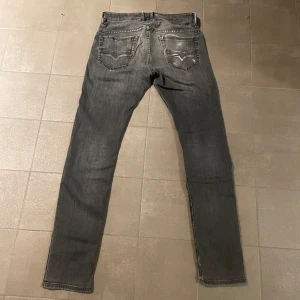 Diesel Jeans - Tja jag säljer ett par sjukt snygga diesel jeans. Dem är slim fit och 30/32. Skriv om ni har några frågor ✌️