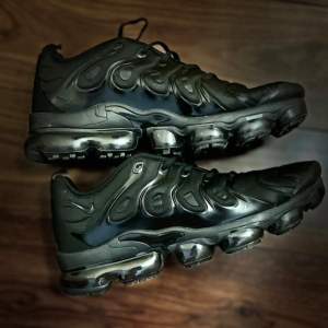 Nike vapormax plus helt nya bra skick och jätte fina pris kA diskuteras på snäbb köp  Jag har flera storlek 