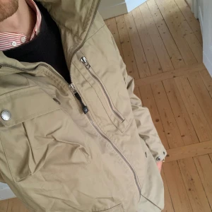 Field jacka - Asnajs beige field/snowboard jacka som passar perfekt till hösten 🍁Storlek är L, passar eventuellt lite större/längre. Fraktar gärna. Går att fälla ner luva! I rikigt bra skick med ingenting som är sönder och inga lösa trådar eller liknande! 