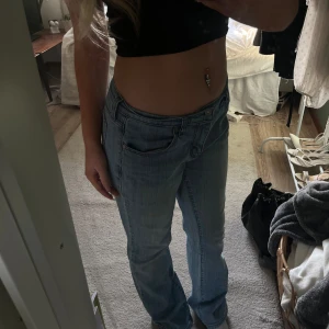 Levis jeans - Skit snygga lowwaist jeans från levais i modell ”515”. Jätte snygga dekorationer på bakfickorna🙌 Står ingen storlek men för referens brukar jag ha w27 och jag är 162 cm lång. 💗Pris kan diskuteras 