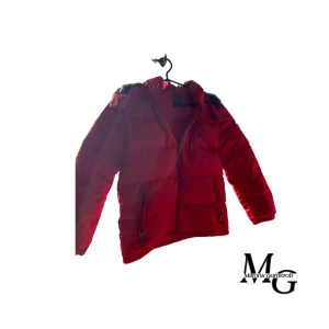 Röd ralphlauren vinterjacka. - Fin ralphlauren jacka storlek 10/12 år. Nästan aldrig använd. Säljer denna jackan för att den har blivit för liten. 