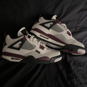 Jordan 4 PSG - Jordan 4 PSG i perfekt skick använda 2 gånger, inga skador på skorna alls mer en lite smuts som jag tvättar bort och sanerar skorna innan de fraktas iväg. Storlek 44