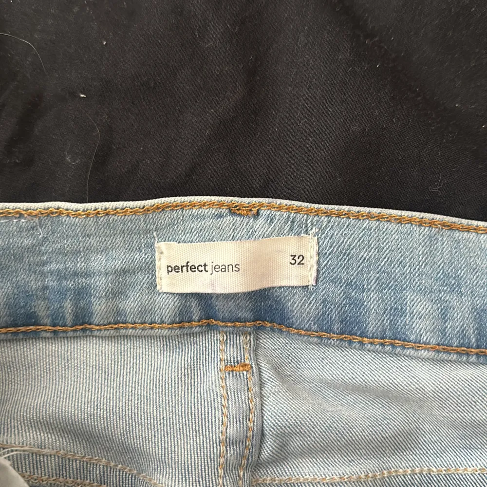 Säljer dessa blåa jeans från Gina. Tucker tyvärr inte om hålen då jag gjorde dom själv och inte blev så nöjd, byxorna har även en vit fläck fram högt upp på låret som förstör o därför säljs byxorna väldigt billigt. Vet inte om fläcken går att få bort. Jeans & Byxor.