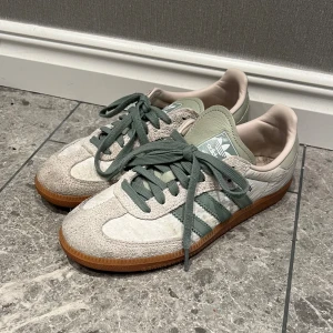 Adidas samba  - Säljer mina jätte fina adidas samba , köptes innan sommaren! Bra skick!🥰ny pris 1395! Mitt pris 900
