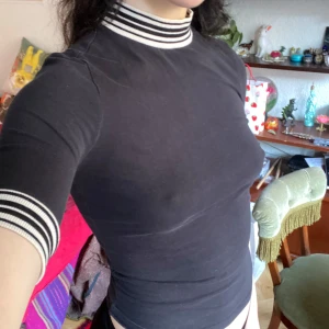 Söt topp - Söt topp i fint skick! Är som en halvpolo i stretchig bomull. Passar större storlekar!