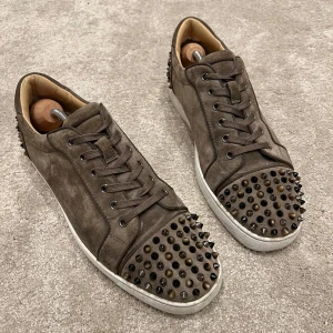 Christian Louboutin skor - Galet unika Loubs i modellen Seavaste 2 Orlato i storlek 44. Skick: 8.5/10, alla nitar kvar! Dem är brun/beige med flerfärgade spikar. Slutsålda överallt! Nypris 795€. OG: Box, extra snören, extra spikar, 2 dustbags och kvitto. Köptes från Mytheresa.