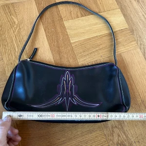 Pinstripe väska rockabilly raggare - Handmålad. Passar fint till Banned klänningen med fladdermusen 👍🏻