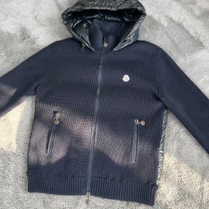 Moncler cardigan  - Säljer min exklusiva Moncler-cardigan, den är sparsamt använd och därmed i bra skick. Perfekt jacka nu till hösten! 