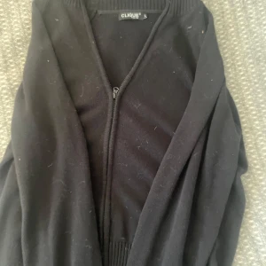 Säljer mörkblå cardigan - Mörkblå cardigan från clique, bra skick, använda 2-5 gånger, har hundhår som går och ta bort på.