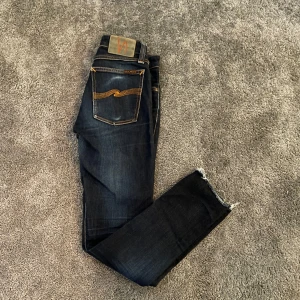 Nudie Jeans - Tja, säljer dom här feta nudie jeansen i storlek 26/32! Inga synliga skador eller defekter, priset kan diskuteras och tveka inte vid frågor!