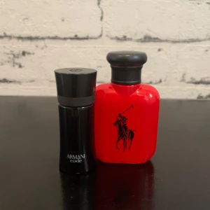 Parfymflaskor från Armani och Ralph Lauren - Två eleganta parfymflaskor från Ralph lauren och Armani🤩Båda är fräscha citrus🍋 dofter som passar perfekt för vardags eller lite varmare sommar dagar☀️⛱️ Ralph Lauren innehåller typ 20 ml och Armani Code typ 4 ml