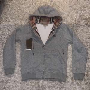Grå burberry zipper - En grå burberry zipper, storlek S, i nytt skick (aldrig använt) och bästa material, skriv om ni har frågor