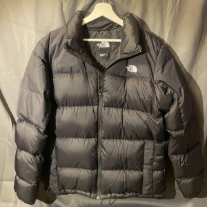 North Face jacka - Säljer en svart dunjacka från North Face. Jackan är nästan helt ny då den inte kommit till användning mycket. Den har inga skador och är i helt nyskick. Kvitto finns (bild 3). Skriv dm för fler frågor eller bilder.
