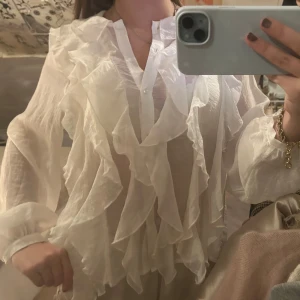 Vit Volang blus  - Så fin Vit Volang blus som är i jätte bra skick och super fin