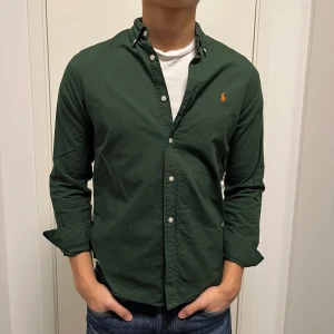 Raffe skjorta - Skjortan är slimfit och modellen på bilden är 184. Använt den några gånger men det finns inga skador så länge jag vet. Nypris runt 1500, mitt pris 399.