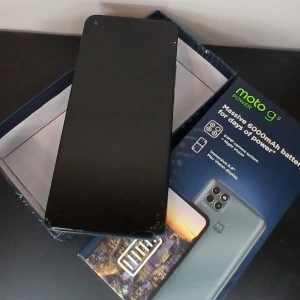 Moto G9 Power smartphone - Säljer en Moto G9 Power smartphone med en massiv 6000mAh batterikapacitet för långvarig användning. Telefonen har en 64MP kamerasystem med Night Vision och en 6,8-tums Max Vision-skärm. Perfekt för dig som vill ha en kraftfull och pålitlig mobil.finns en spricka längst ner i högra hörnet men telefonen fungerar som den ska, ingen påverkan endast utseendet.