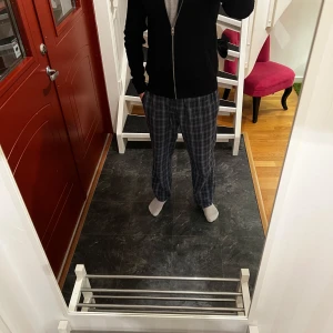 Mörkblå ribbad kofta från Jack & Jones - Säljer en stilren ribbad kofta från Jack & Jones. 