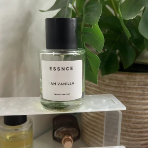 ESSNCE I Am Vanilla Eau de Parfum - Som ni ser väldigt lite kvar men perfekt om man är sugen på att testa innan man köper 